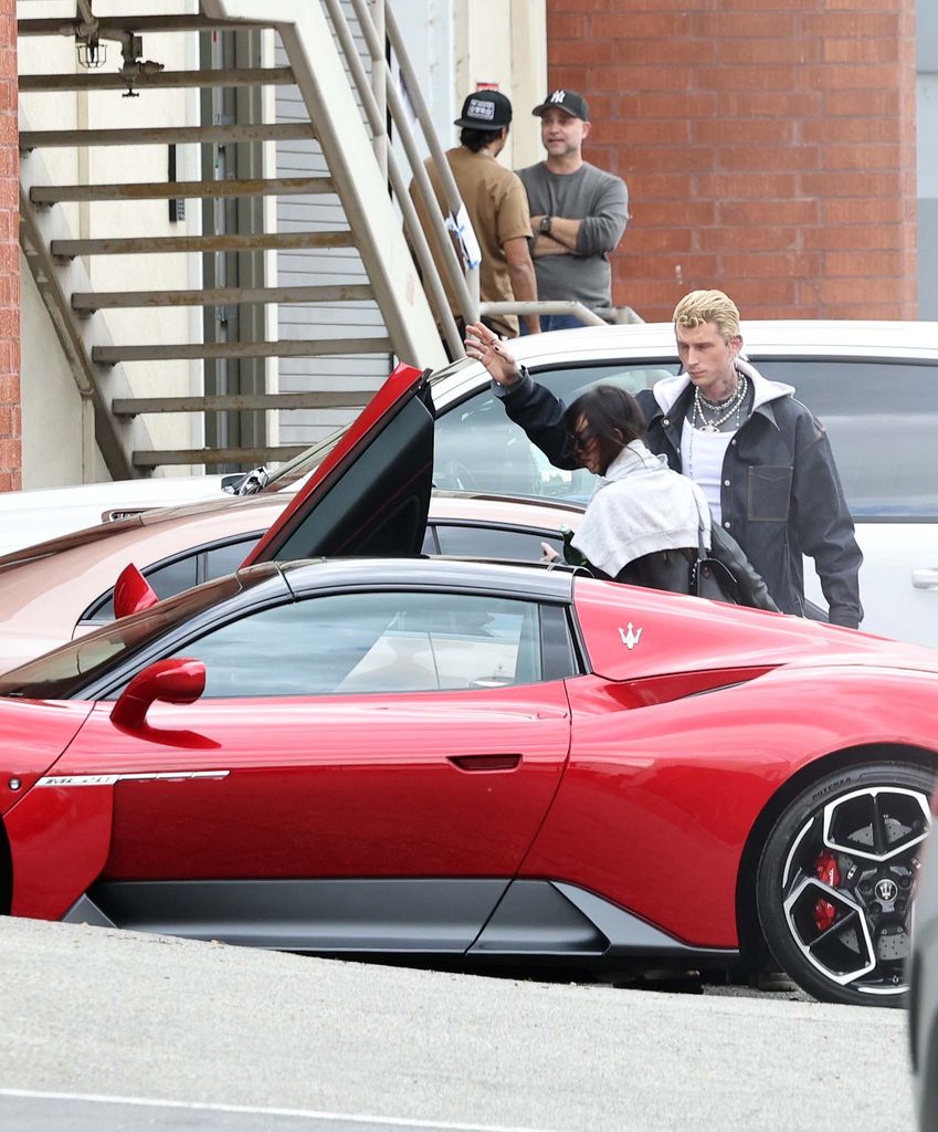 Ambos fueron captados subiendo a un elegante auto deportivo rojo, mientras Kelly sostenía la puerta de apertura vertical para que Johnson entrara antes de partir