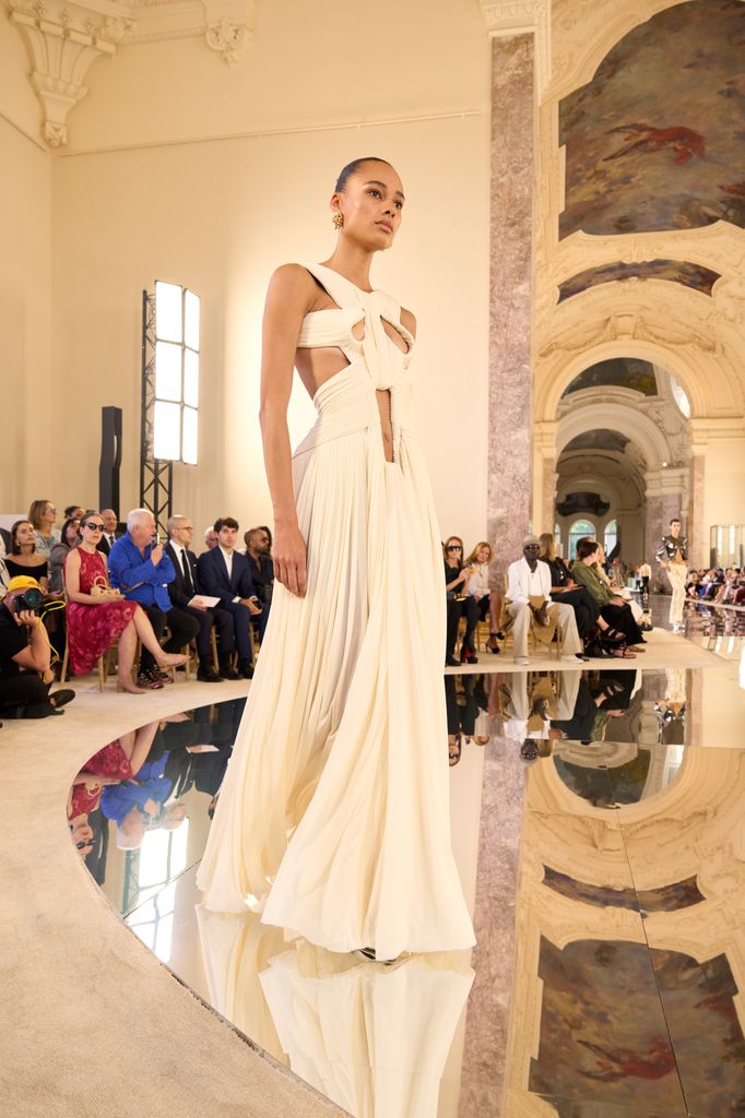 Tras reconciliarse con Taylor Swift para su boda, Karlie Kloss aterriza en París y desfila para la Alta Costura de Schiaparelli