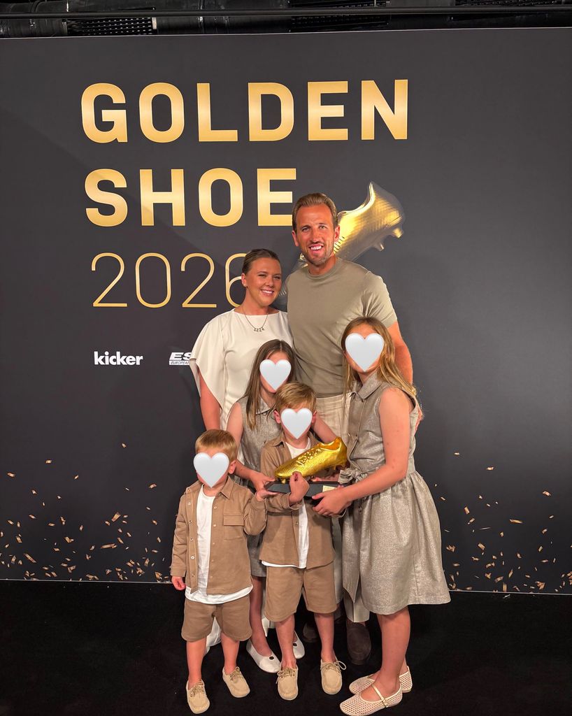 Harry Kane junto a su esposa y sus cuatro hijos