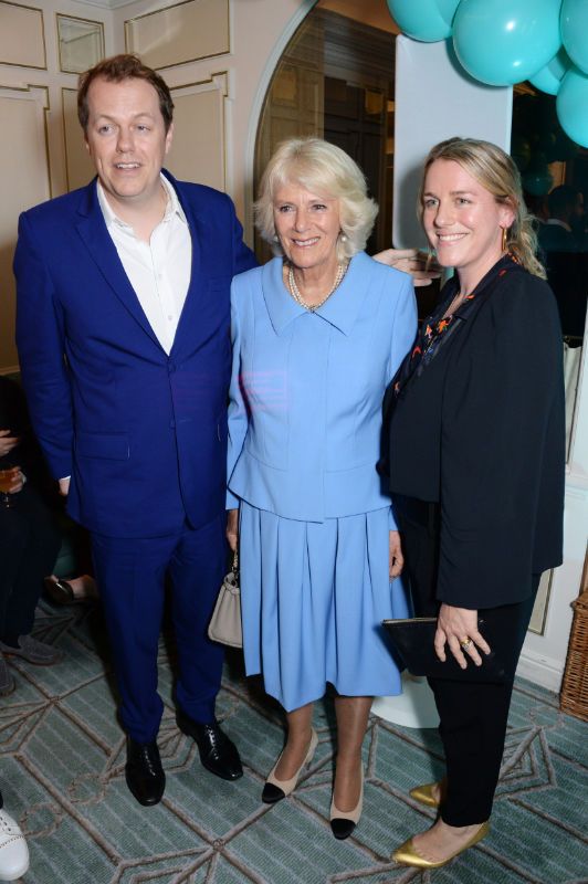 La reina Camilla con su hijo Tom Parker Bowles y su hija Laura Lopes