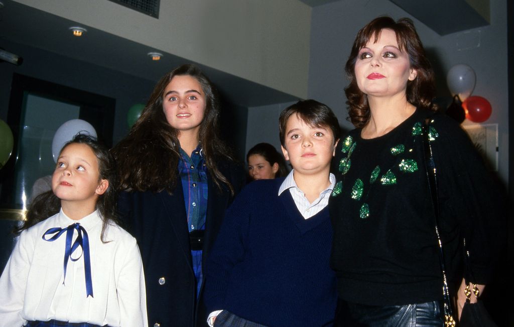 Rocío Dúrcal junto a sus tres hijos, Carmen, Antonio y Shaila