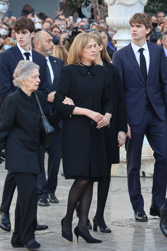 La princesa Leonor y la infanta Sofía, las únicas ausentes en el funeral