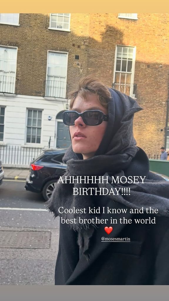 Apple felicita a su hermano Moses, que estudia en la Universidad de Brown