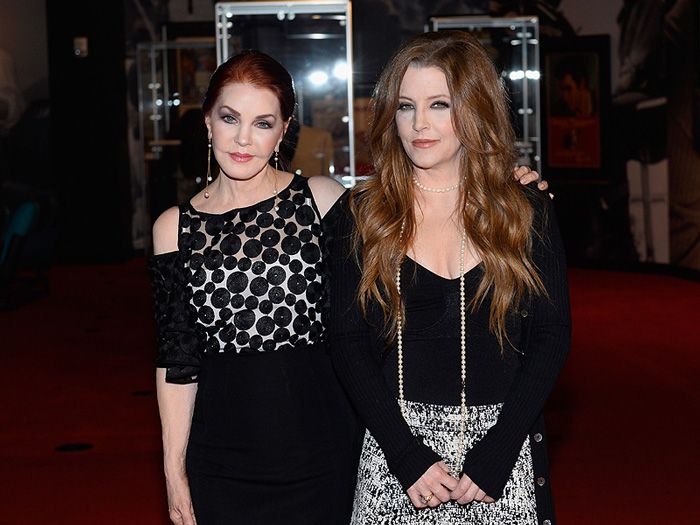 Lisa Marie junto a su madre Priscilla Presley 