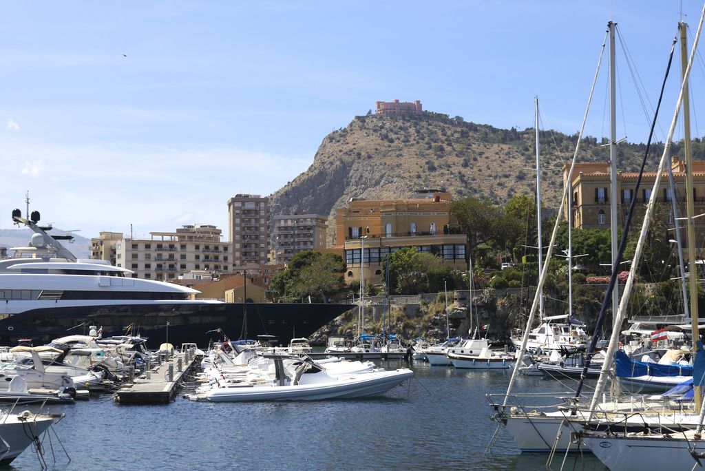Photo © 2026 Andi Shtylla/The Grosby Group

PREMIUM EXCLUSIVE

Palermo, Sicily, Italy, June 4, 2026
Dua Lipa and Callum Turner were photographed meeting with family and close friends ahead of their wedding celebrations in Sicily. The couple is reportedly staying at the luxurious Villa Igiea and has a large blue yacht at their disposal for the festivities. For the relaxed gathering, Dua opted for a casual summer look featuring shorts, thong sandals and a baseball cap as the pair prepared for the highly anticipated celebrations.
***
Palermo, Sicilia, Italia  4 de junio de 2026: Dua Lipa y Callum Turner fueron fotografiados junto a familiares y amigos cercanos antes del inicio de sus celebraciones de boda en Sicilia. La pareja se encuentra alojada en el exclusivo Villa Igiea y cuenta con un gran yate azul para disfrutar de la costa italiana durante los festejos. Para este encuentro informal, la cantante apostó por un look relajado de verano compuesto por shorts, sandalias tipo thong y gorra de béisbol.