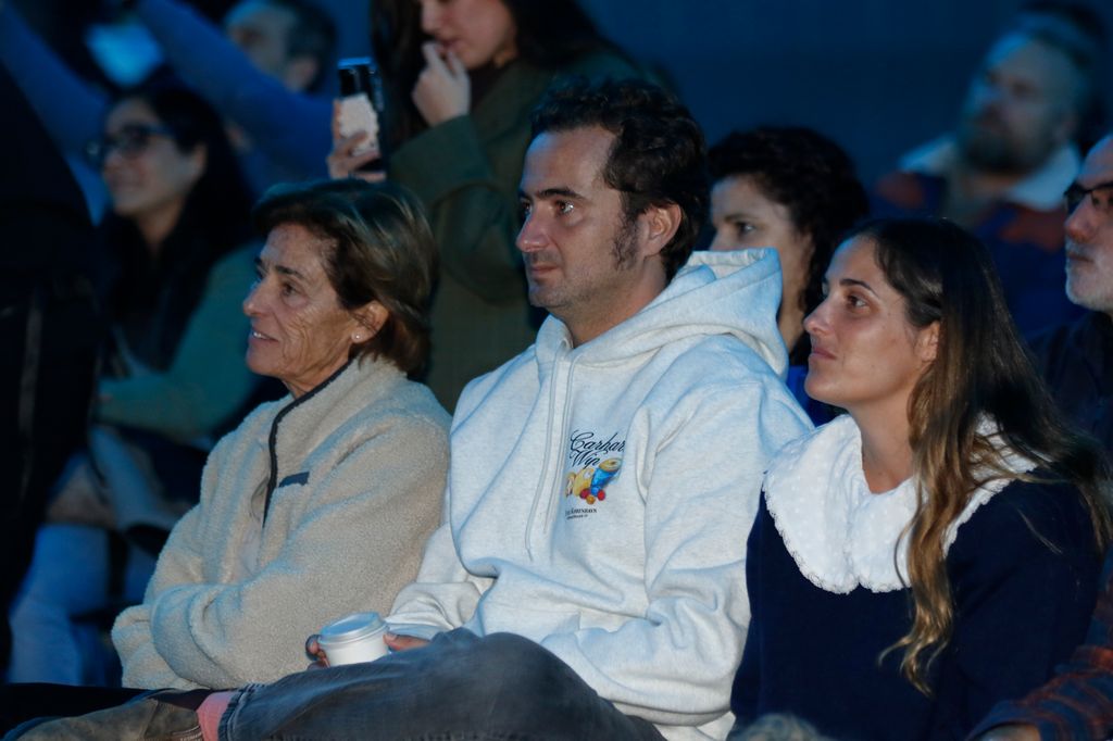 Aruca Fernandez-Vega con su hija, Ichi Aragon, y el marido de esta en la presentación del libro de Emilio Aragon 'Telmo Lobo - El misterio del capitan' en 2024
