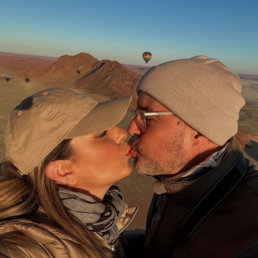 Mariana Ochoa y Mauricio Vaca Tavera, en un viaje por Namibia, en mayo de 2025.