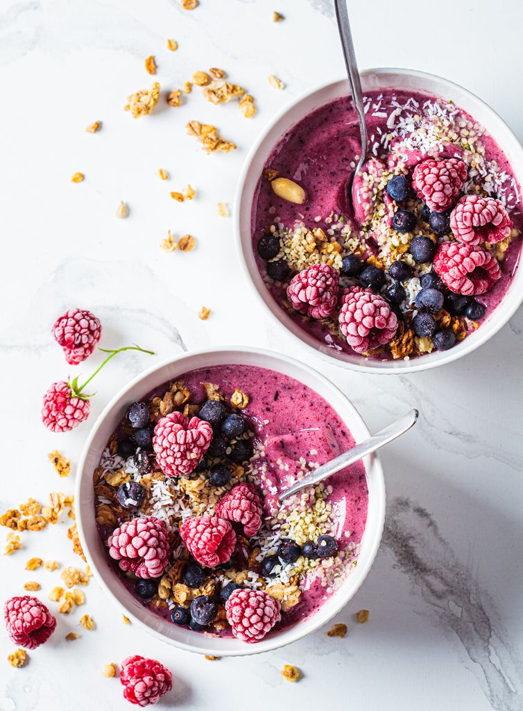 Smoothie Bowl con frutos rojos.