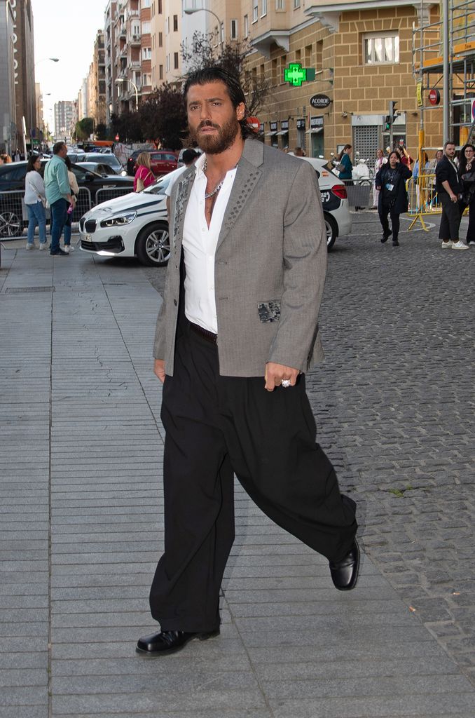 Can Yaman llega al Movistar Arena para asistir al concierto de Laura Pausini