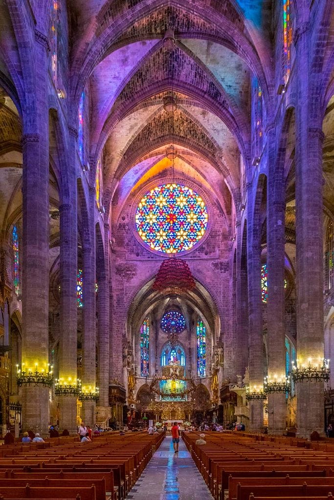Interior de la Catedral de Palma con su magnífico rosetón, Mallorca