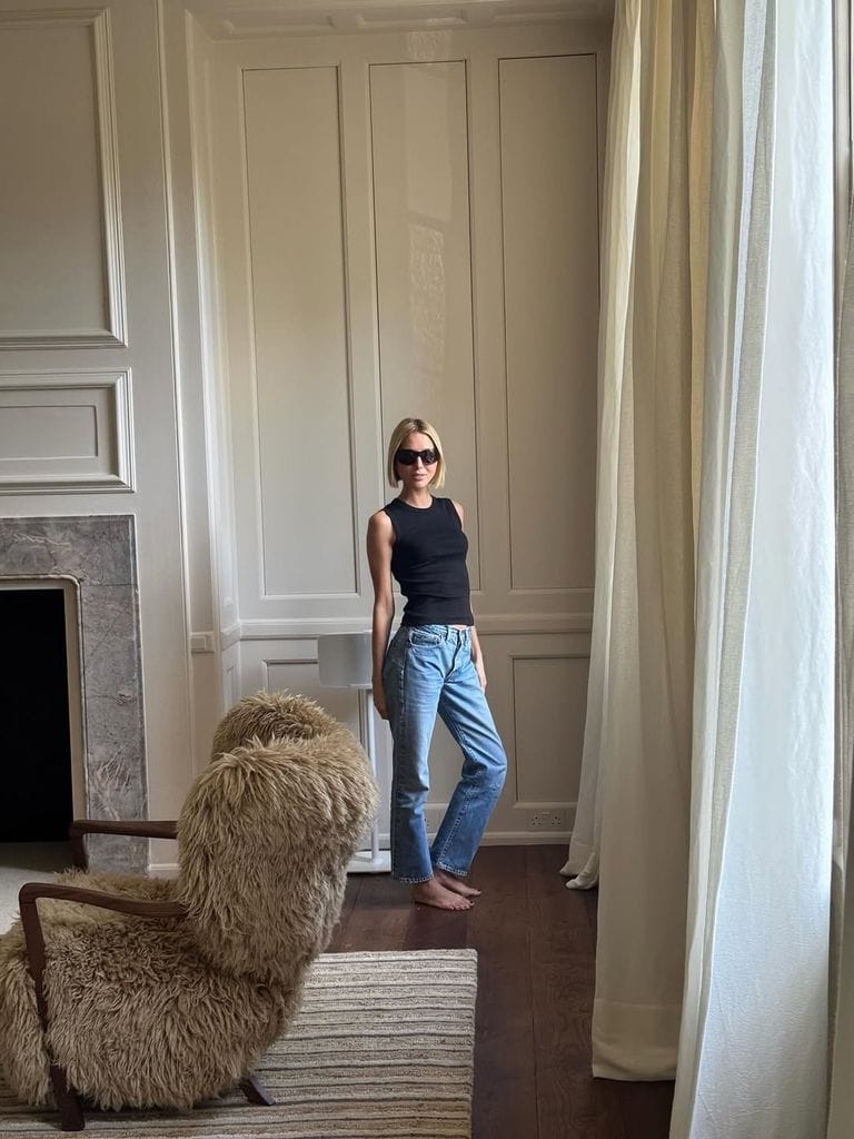 Olympia de Grecia con jeans y camiseta negra de tirantes
