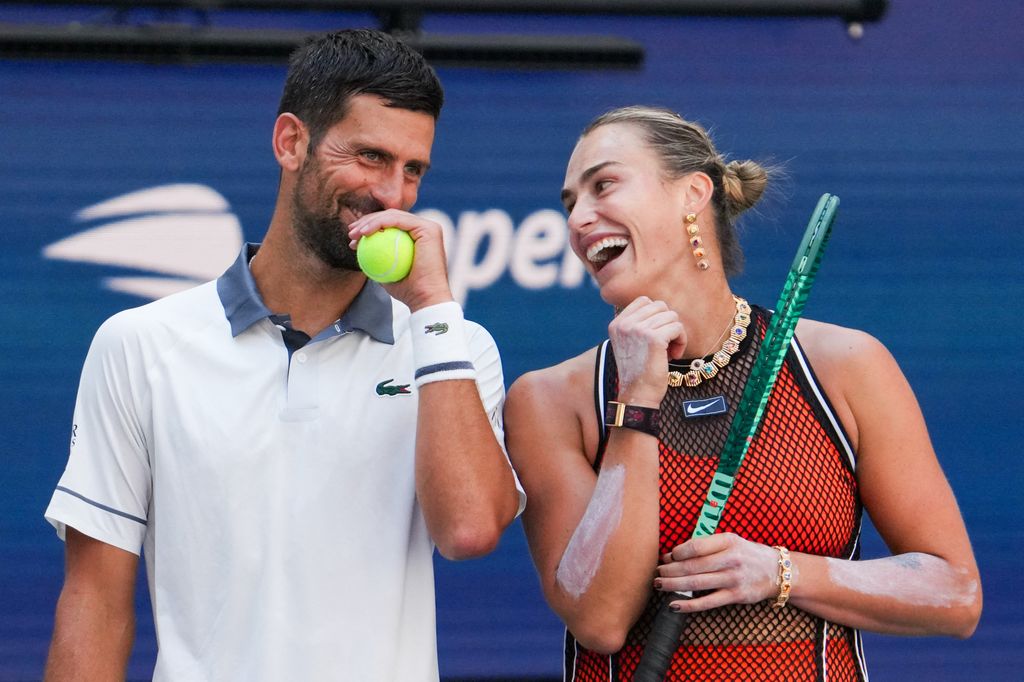 Aryna Sabalenka junto a Novak Djokovic en las canchas del US Open.