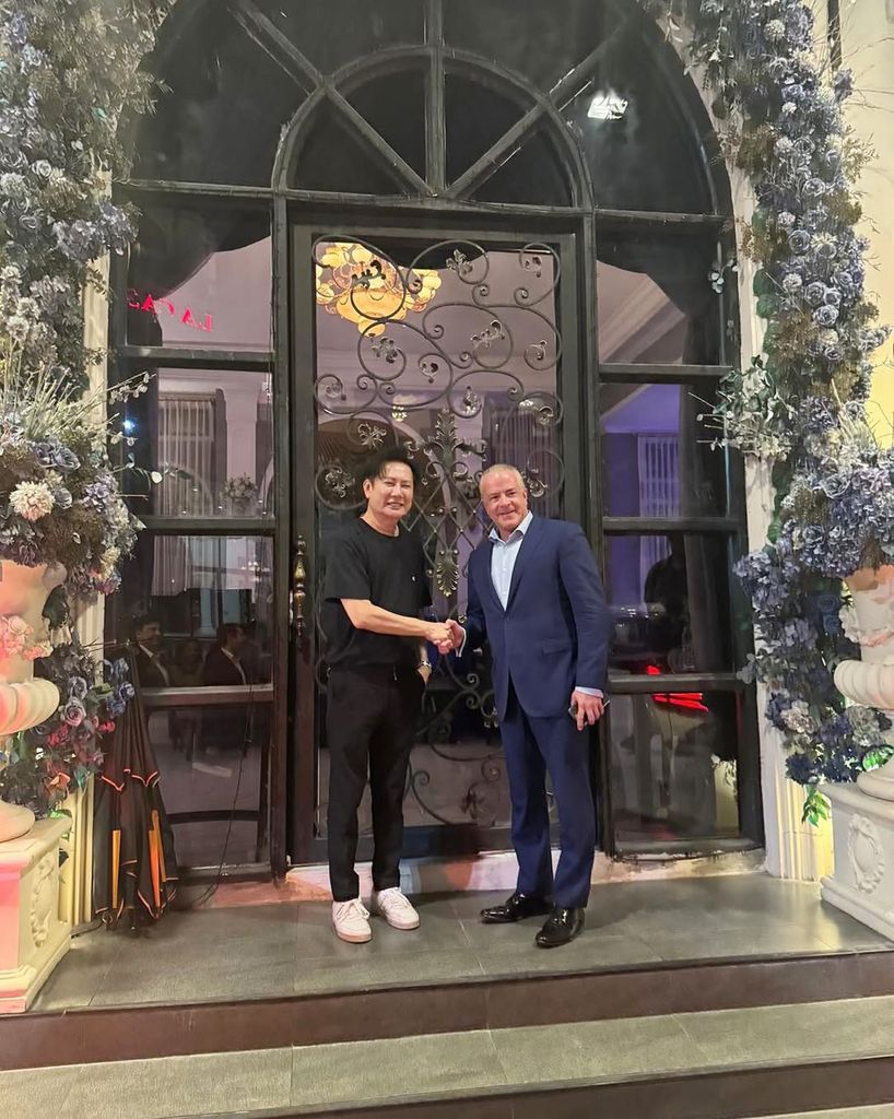 Nawat Itsaragrisil junto a Raúl Rocha, presidente y copropietario de Miss Universe