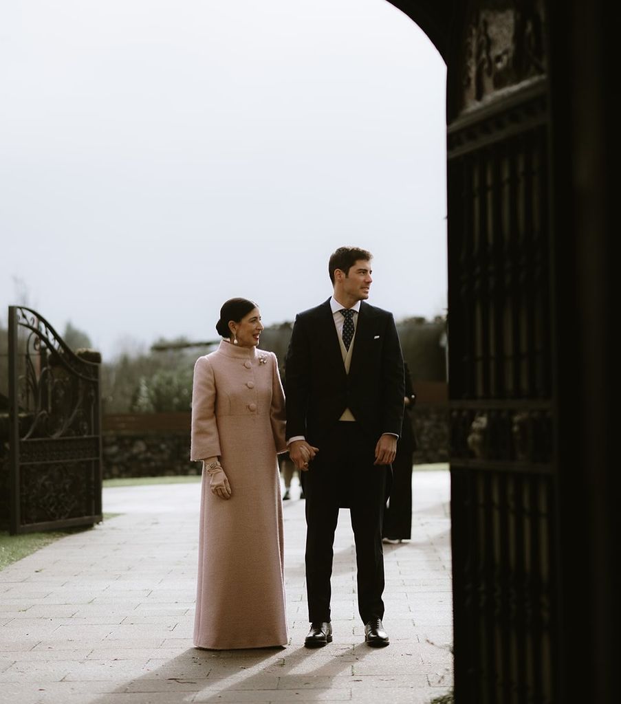 Ideas de abrigo para madrinas de boda de invierno rosa