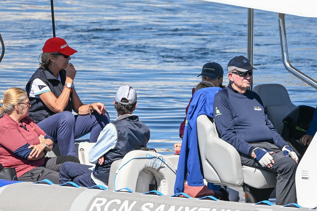 El rey Juan Carlos navegando junto a la infanta Elena y María Zurita, a 19 de septiembre de 2026, en Sanxenxo