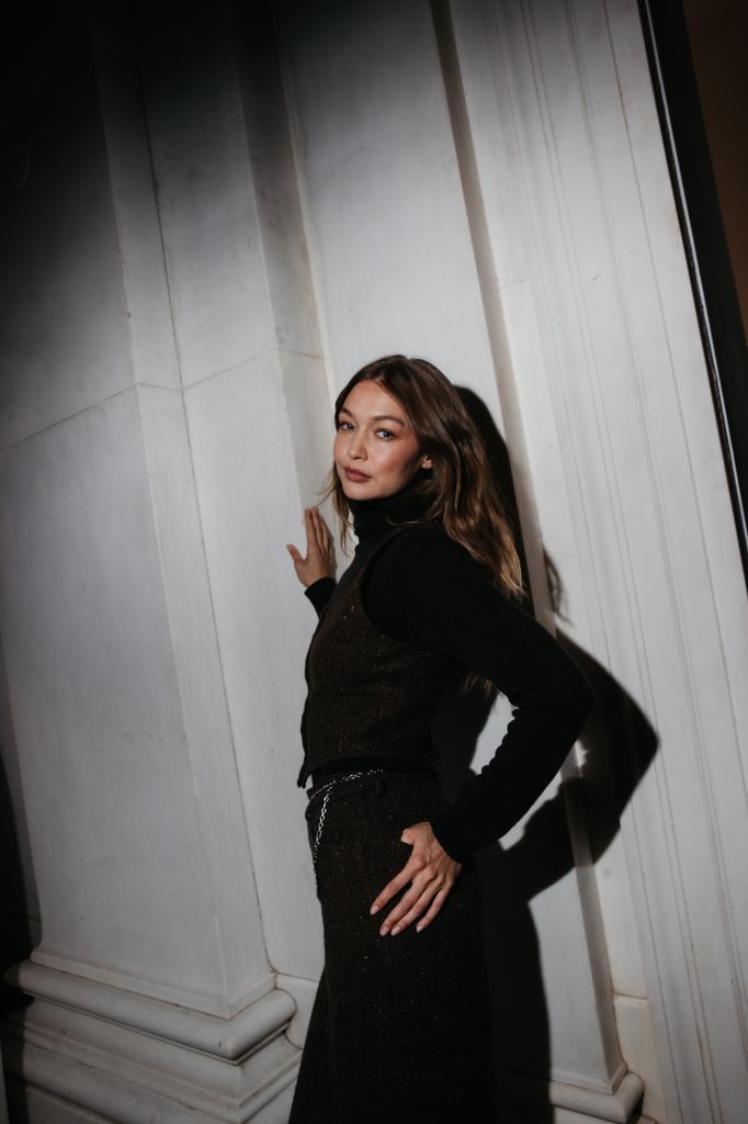 Gigi Hadid posa detrás de escenas al desfile de Ralph Lauren.