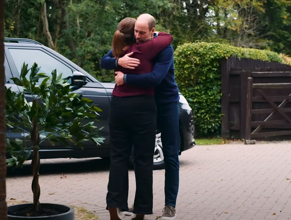 Al final de su conmovedor encuentro, Rhian y William se dieron un cálido abrazo.