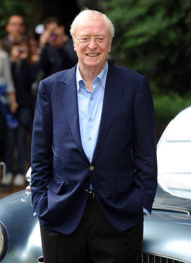 Michael Caine, de 92 años, ha licenciado su voz en el nuevo Mercado de Voces Icónicas de ElevenLabs, una plataforma que permite usar voces de celebridades mediante inteligencia artificial