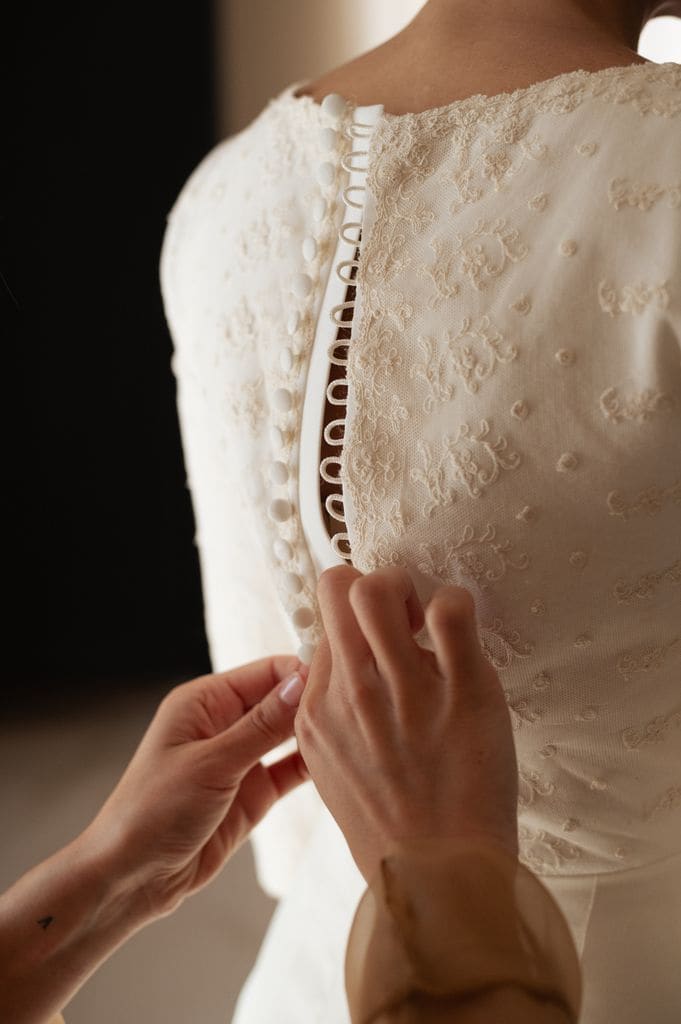 Espalda de vestido de novia con encaje