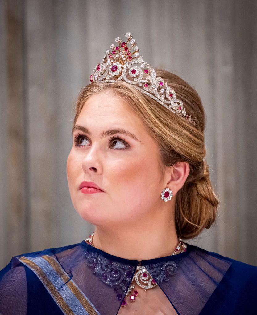 La princesa Amalia luce la imponente tiara del Pavo Real 