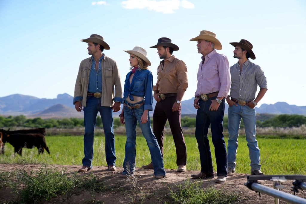 Sofía Castro con Brandon Peniche, Emmanuel Palomares, Sergio Goyri y Emilio Osorio.