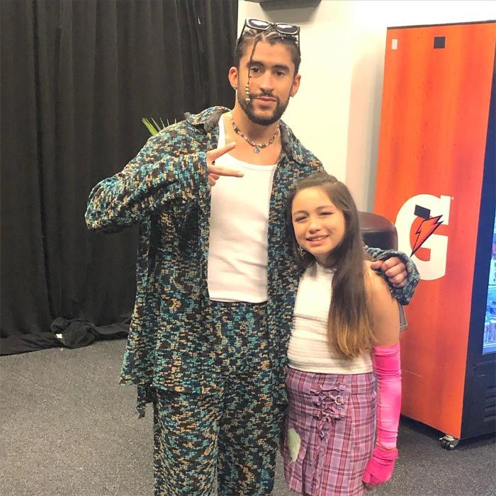 Bad Bunny con una de las niñas supervivientes de Uvalde