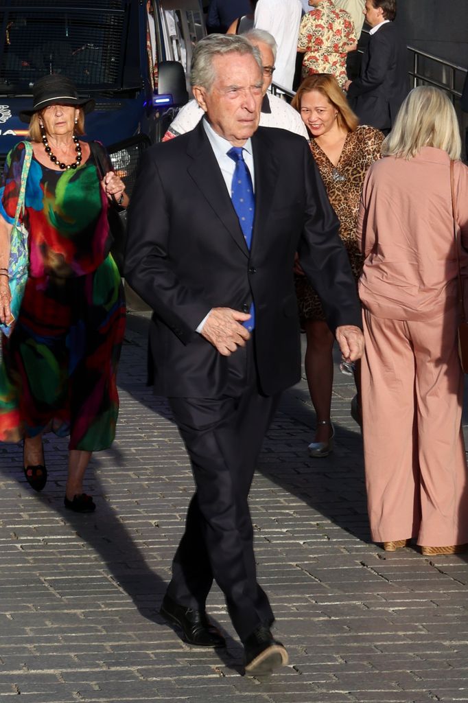 Iñaki Gabilondo, referente del periodismo español, a su llegada a la tradicional gala de inauguración de la temporada lírica en el Teatro Real