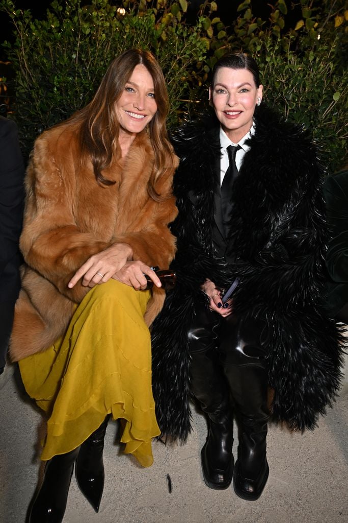 Carla Bruni y Linda Evangelista en el desfile de Yves Saint Laurent en París
