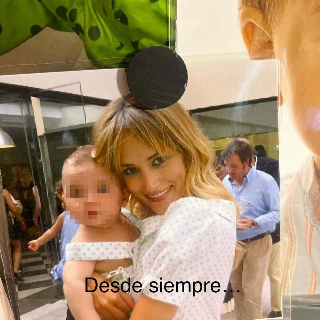Alba, junto a Lucas cuando apenas era un bebé