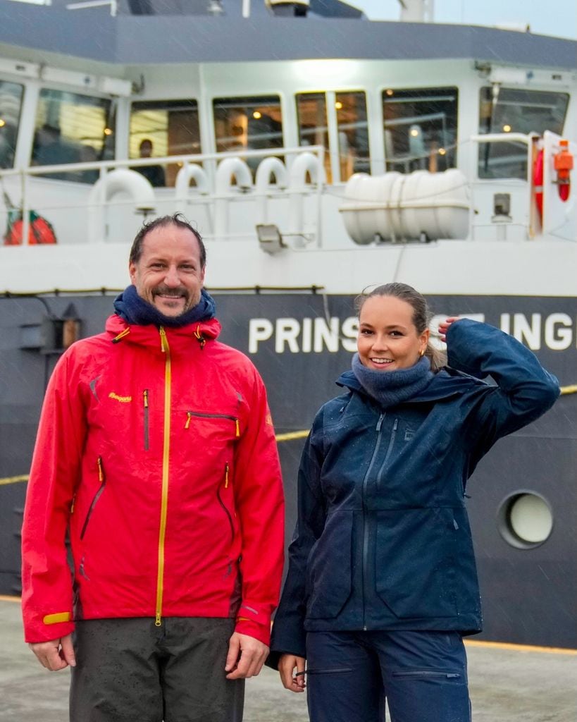 El príncipe Haakon y su hija, Ingrid Alexandra de Noruega, antes de embarcar en el buque que lleva el nombre de la princesa