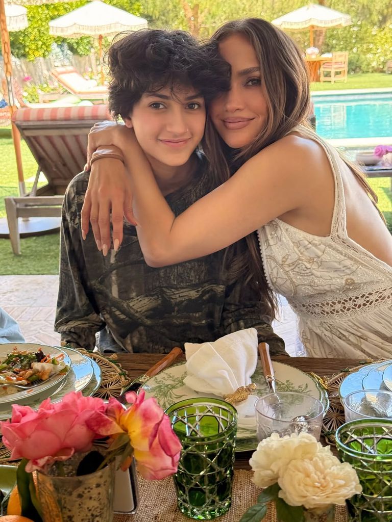 Jennifer Lopez posando con Emme en el jardín de su casa