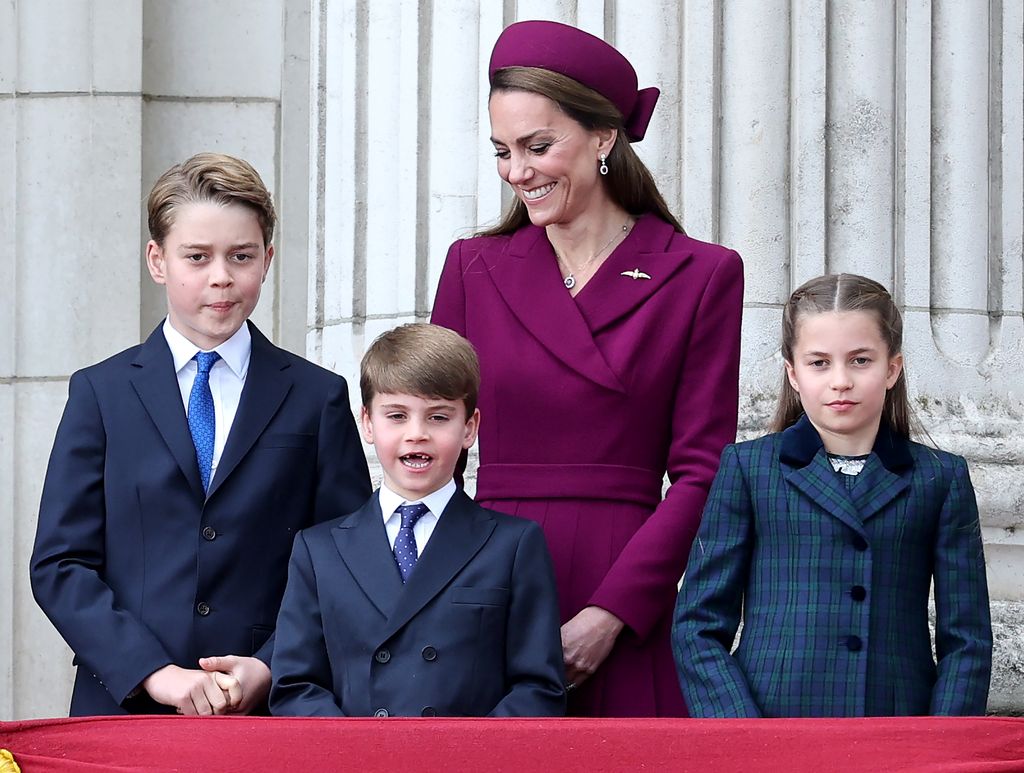 Kate Middleton con los niños en el balcón, mientras observa con ternura al pequeño Louis, quien parece fascinado con la demostración militar.