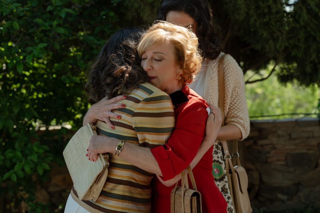 Irene se marcha de la colonia para iniciar una nueva vida junto a José, su amor de juventud