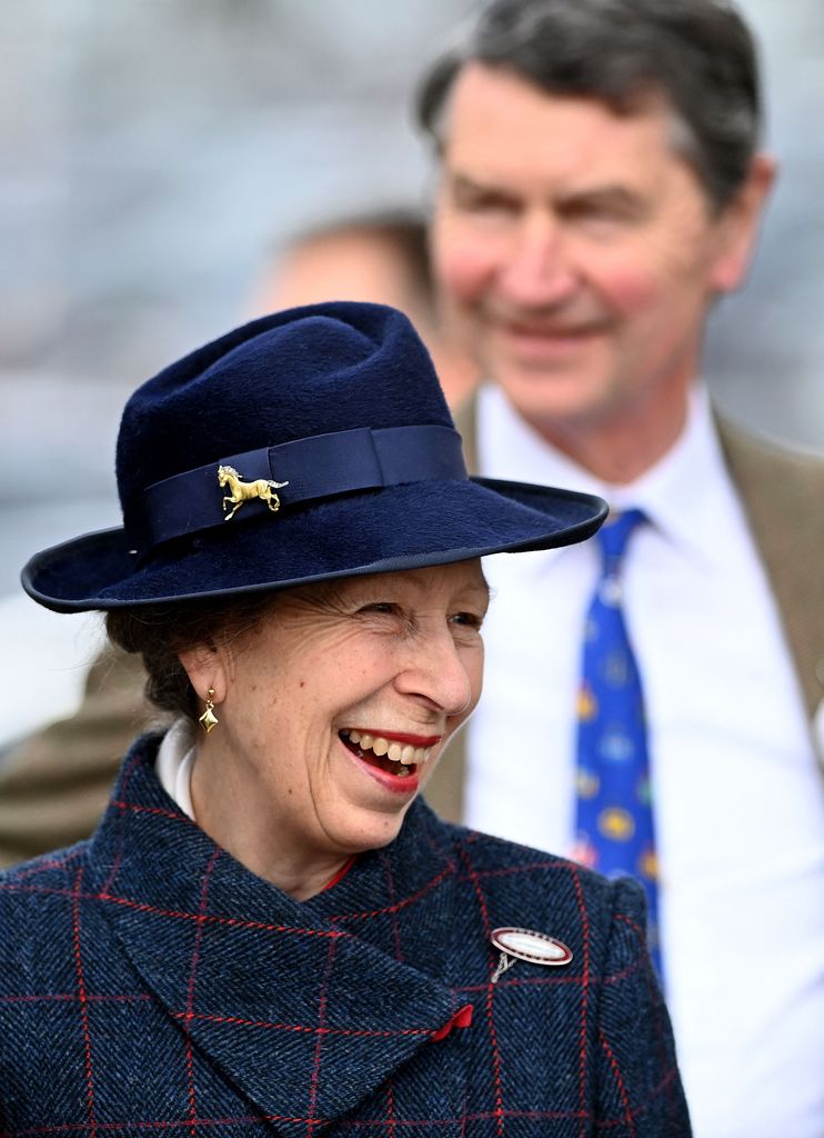 La princesa Ana de Inglaterra con su famoso broche con forma de caballo.
