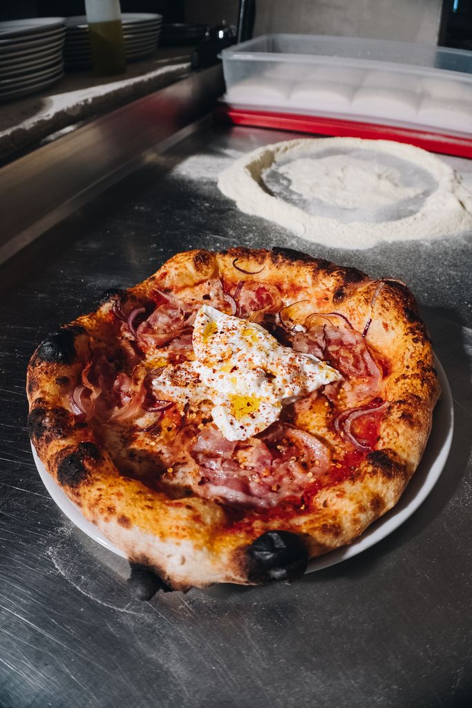 En Pizza Radical la creatividad no tiene límites: masas ligeras y crujientes sirven de soporte para ingredientes, guisos y sabores inesperados que cambian constantemente.