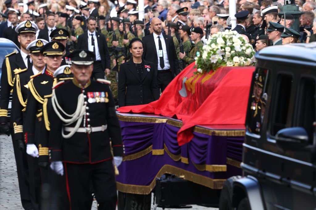 El rey Haakon, la princesa heredera Ingrid y los príncipes Sverre y Marta Luisa han seguido el féretro a pie, mientras la reina Sonia y la reina Mette-Marit seguían sus pasos en coche