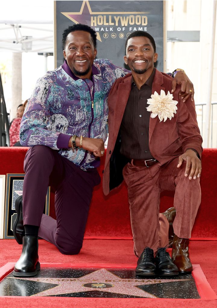 Derrick y Kevin Boseman posan con la estrella en el Paseo de la Fama de su hermano