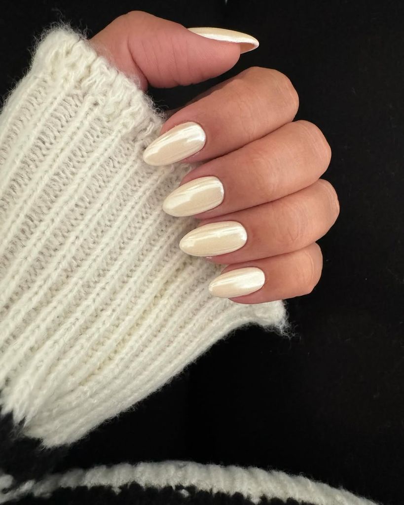 Manicura en tono amarillo mantequilla con efecto espejo