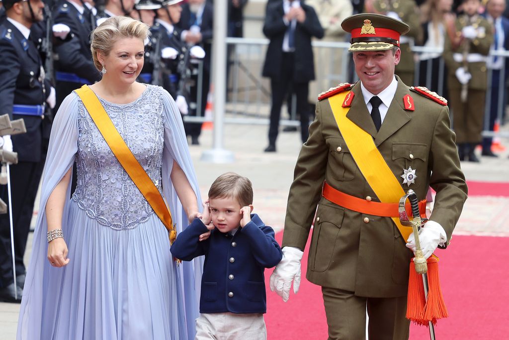 Charles de Luxemburgo se tapa los oídos durante la proclamación de sus padres como Grandes Duques de Luxemburgo