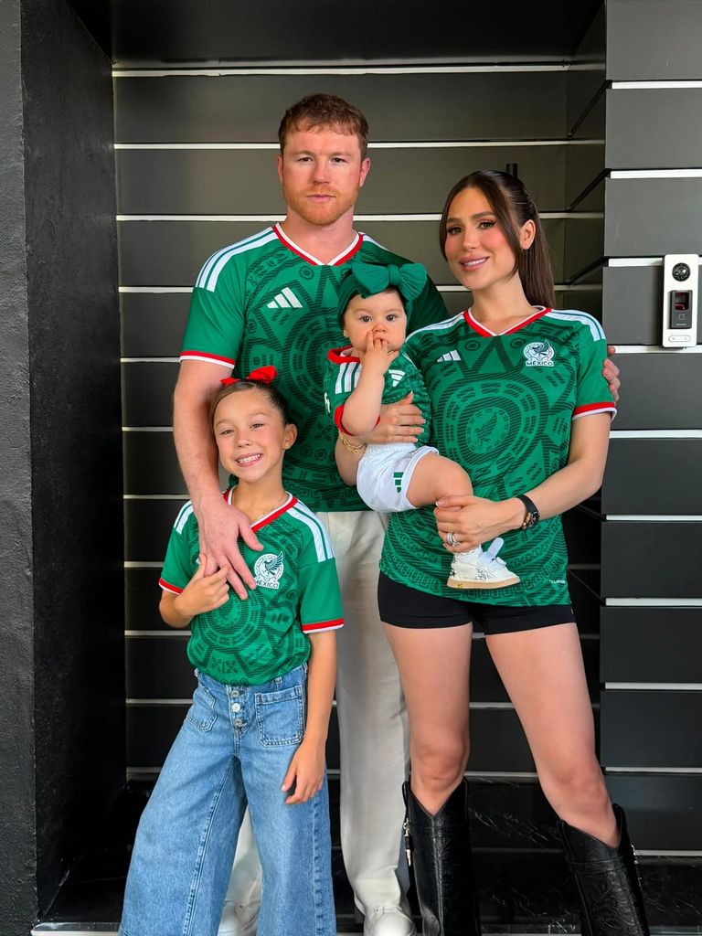 Saúl 'Canelo' Álvarez y Fernanda Gómez apoyan a la Selección Mexicana junto a sus hijas
