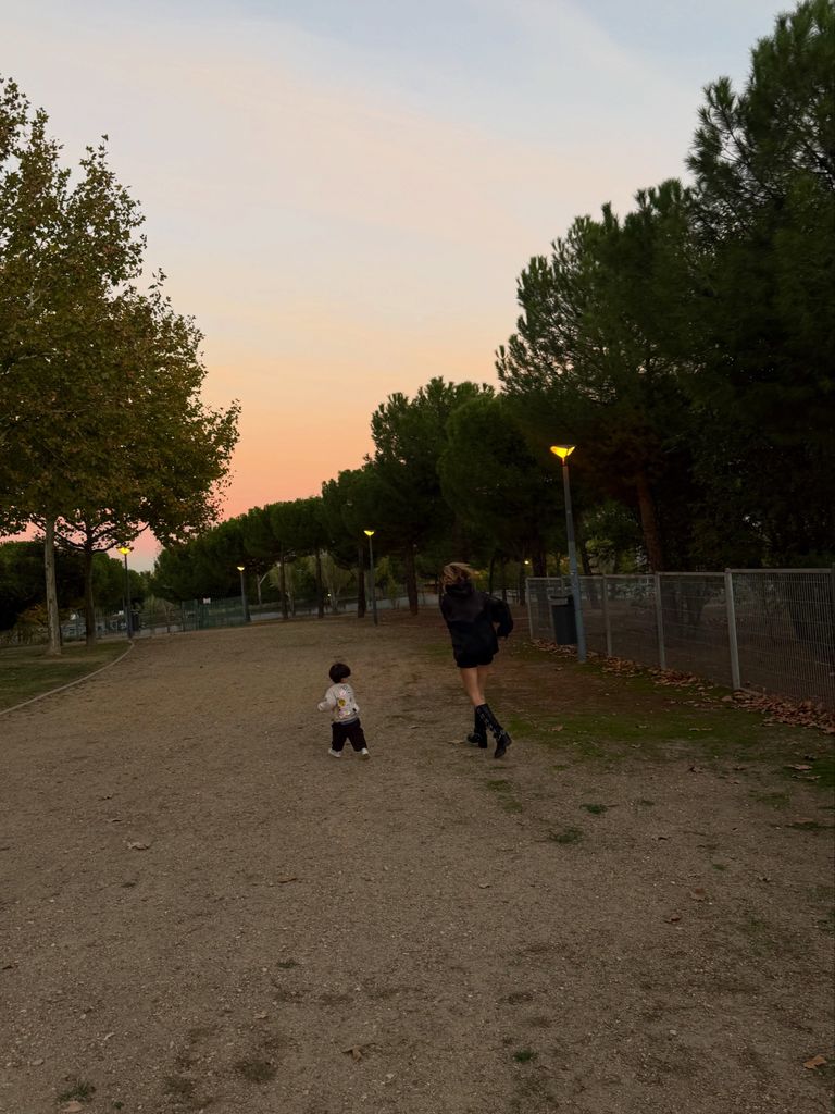 A punto de cumplir dos años, el pequeño Carlo no deja de descubrir nuevas aficiones, desde jugar a ser DJ hasta imitar a su padre en las tareas de bricolaj