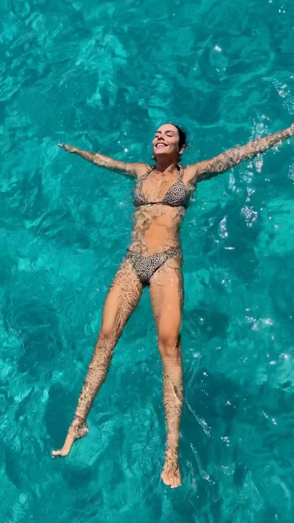 La presentadora compartió un vídeo flotando en las aguas de Ibiza sin imaginar que la aparente ausencia de su ombligo desataría las sospechas de retoque e inteligencia artificial entre algunos de sus seguidores