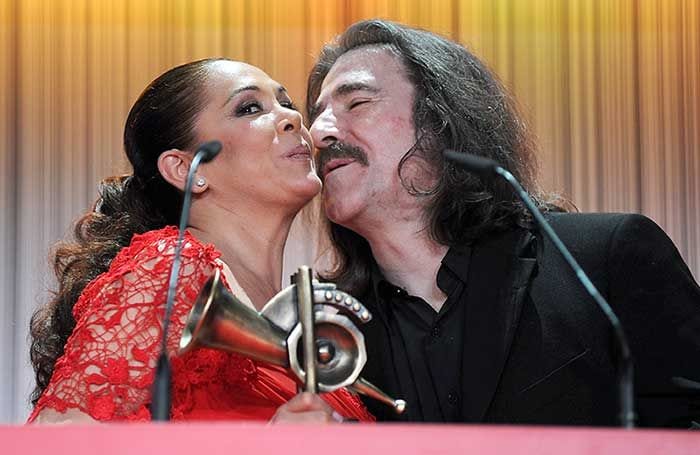 Luis Cobos e Isabel Pantoja recibiendo un premio