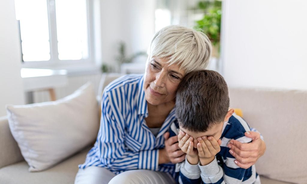 abuela consolando a su nieto