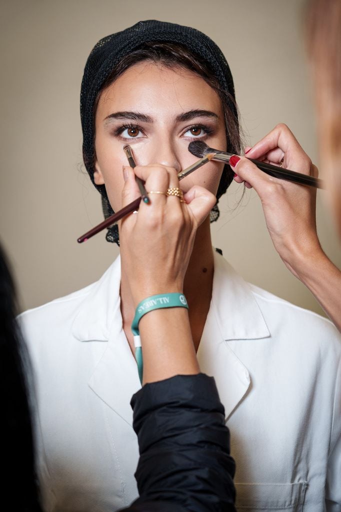 Modelo en el backstage de Giorgio Armani