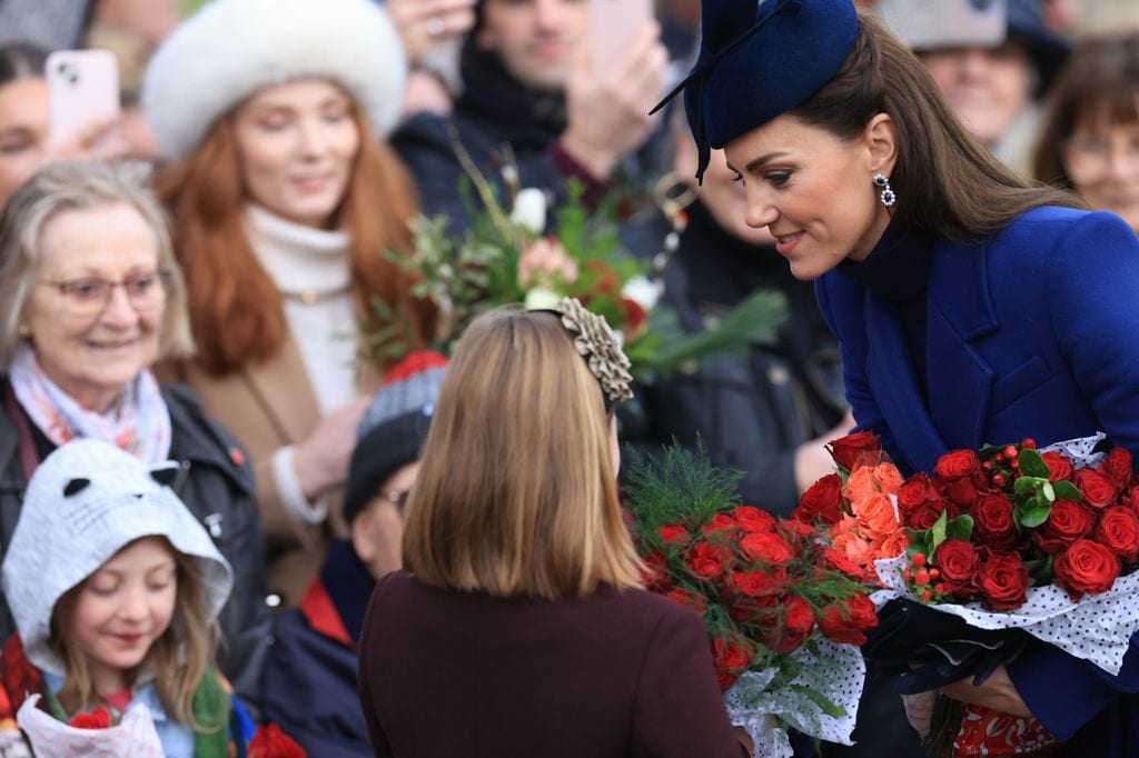 Plano medio de Kate Middleton en un evento navideño con Mia Tindall