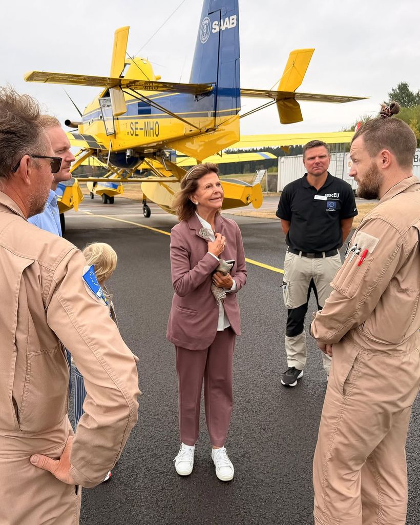 Con zapatillas y lejos del protocolo de Palacio, la esposa de Carlos Gustavo mostró su faceta más intrépida durante su encuentro con los equipos de emergencia