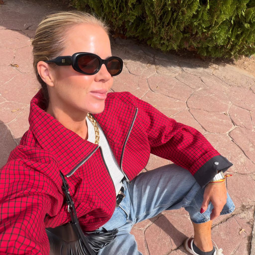 La cazadora bomber de Zara que ha estrenado Amelia Bono con vaqueros