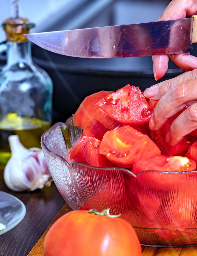 Aceite, ajo y tomate, ingredinetes básicos para esta receta jienense