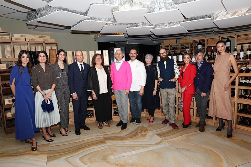 Sofía Palazuelo estrena un traje gallego y sostenible en el desfile de Devota & Lomba